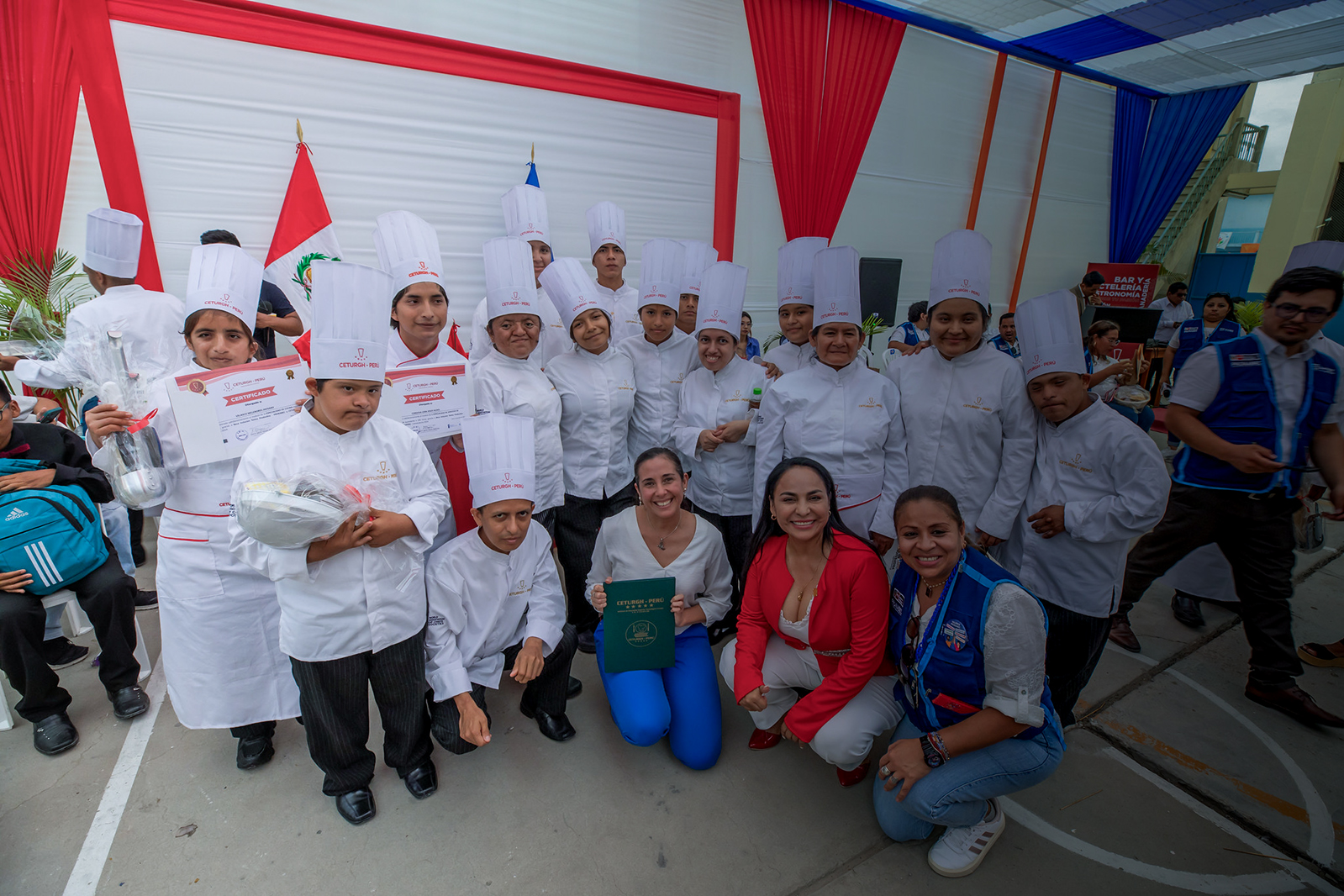 Beneficiarios de la Beca Inclusión Técnico Productiva del Pronabec posan para una fotografía. Los beneficiarios son egresados del Instituto CETURGH de la región Piura y pudieron estudiar gratuitamente gracias a la Beca.
