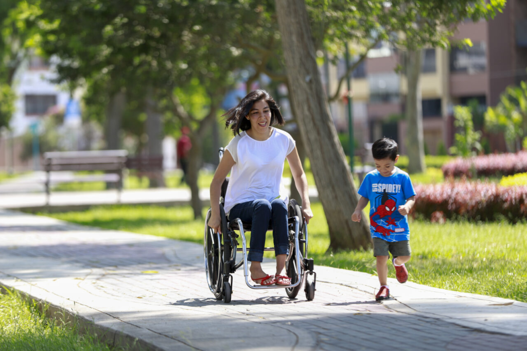 mujer usuaria de silla de ruedas - implementación de nuestra política