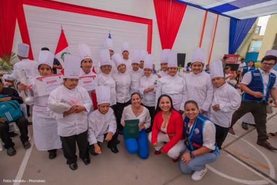 Un grupo de jóvenes con discapacidad beneficiarios de la Beca Inclusión Técnico Productiva del Pronabec posan para una fotografía. Ellos son egresados del Instituto CETURGH de la región Piura y pudieron estudiar cocina, panadería, pastelería y servicios de restaurante y bar, gratuitamente, gracias a la Beca Inclusión Técnico Productiva brindada por el Pronabec.