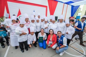 Beneficiarios de la Beca Inclusión Técnico Productiva del Pronabec posan para una fotografía. Los beneficiarios son egresados del Instituto CETURGH de la región Piura y pudieron estudiar gratuitamente gracias a la Beca.