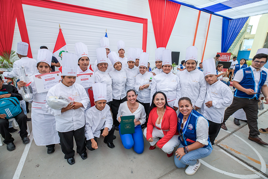 Beneficiarios de la Beca Inclusión Técnico Productiva del Pronabec posan para una fotografía. Los beneficiarios son egresados del Instituto CETURGH de la región Piura y pudieron estudiar gratuitamente gracias a la Beca.